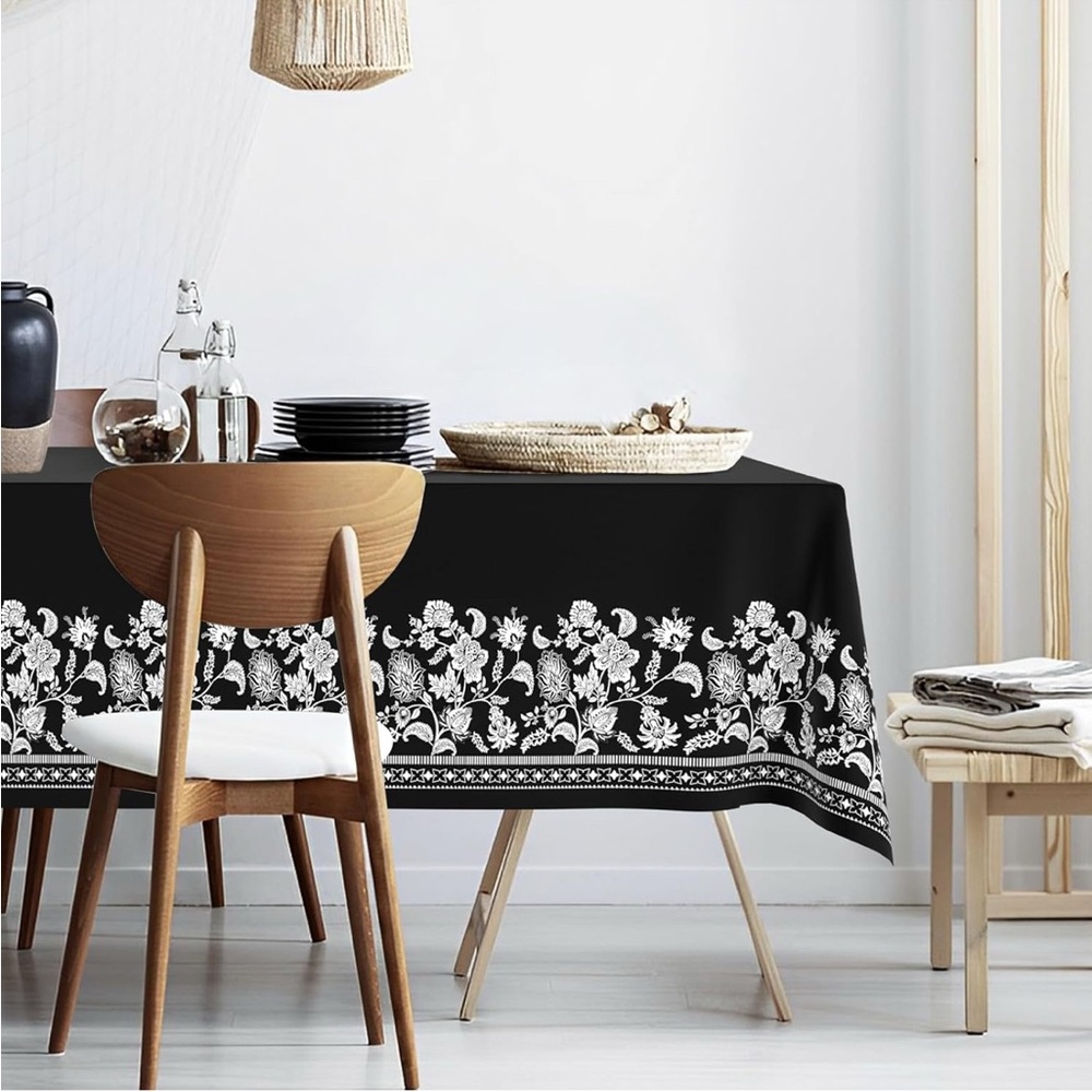 Elegant Black and White Floral Tablecloth 007